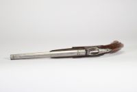 Pistolet de tir système Flobert, canon octogonal, crosse en noyer, fin XIXème.