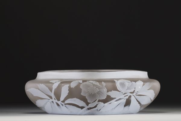 DAUM Nancy - Acid-etched multi-layer glass planter decorated with cameo strawberry flowers, signed.