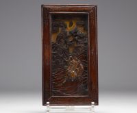 Japon - Paire de petits panneaux en bois sculpté, personnages en bronze, encadrements filigranés, époque Meiji.