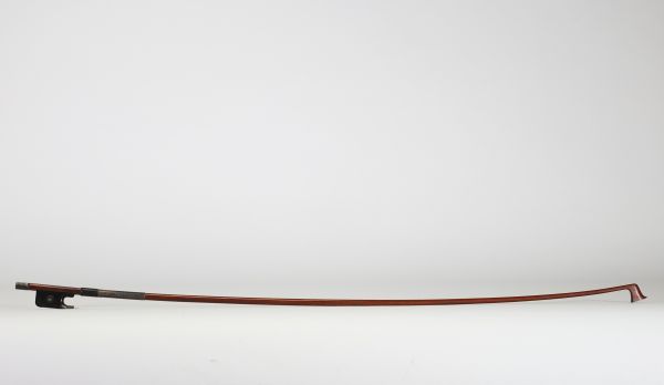 Victor Fétique (1872–1933) Archet de violon, baguette ronde en Pernambouc, montée en argent, hausse en ébène avec œil parisien, bouton à gorge simple. Gravé au fer : « Vtor FETIQUE à PARIS ».  Victor Fétique, archetier de renom actif à Paris au tournant du XXe siècle, est l’un des représentants les plus appréciés de l’école française. Élève de Bazin père, il collabora avec Caressa & Françai