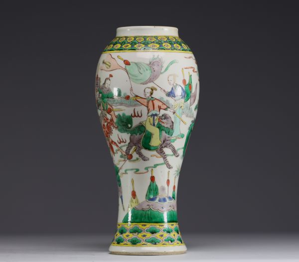 China - A green family polychrome porcelain vase decorated with characters, 19th century.