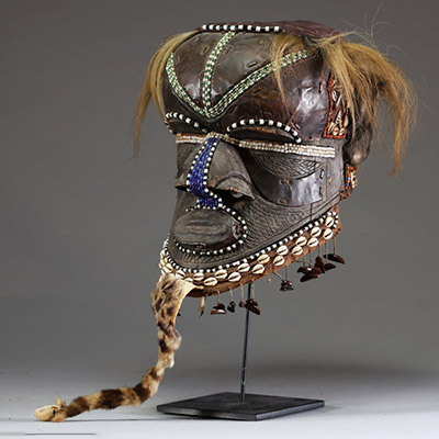 Afrique RDC - Masque Heaume Kuba Bushoong « Bwoom » en bois, cauris, poils et peau, Congo RDC.