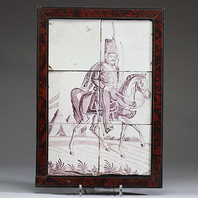 Tableau composé de carreaux en faïence manganèse de Delft représentant un hussard, encadrement d'origine en loupe, vers 1820.