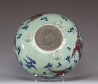 Chine - Rince pinceau en porcelaine blanc bleu et rouge fer à décor de dragons.