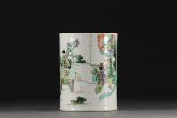 Chine - Pot à pinceaux en porcelaine famille verte à décor de personnages et paysages, Kangxi.
