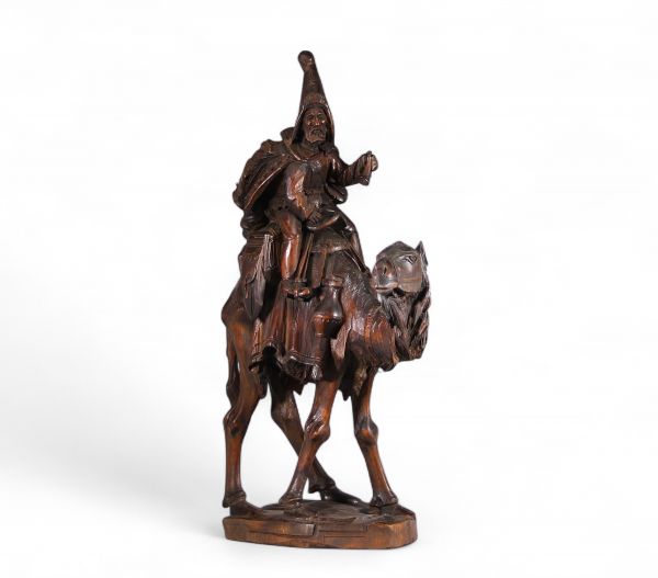 Raymond de Meester (1904–1995) « Cavalier oriental sur un chameau » – Sculpture monumentale en bois sculpté  Sculpture de grande dimension en bois finement sculpté représentant un cavalier arabe en ma