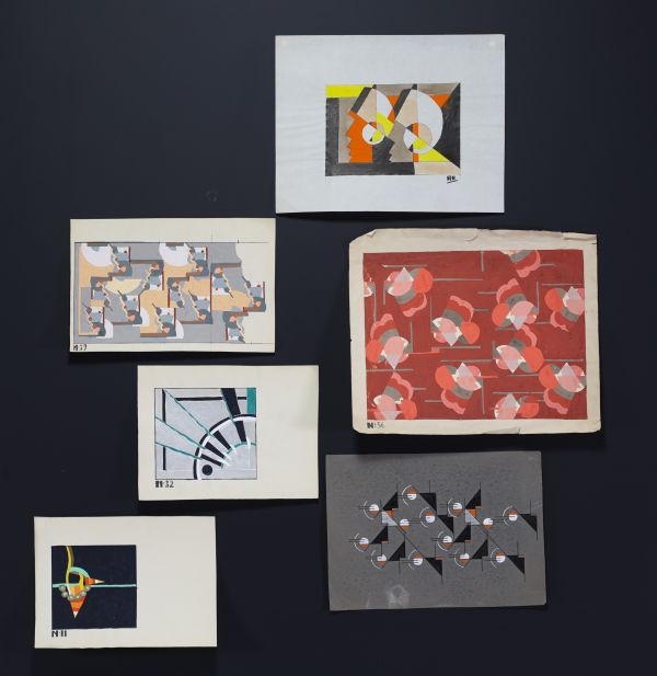 Modernist abstract geometric work, exceptional lot of 73 gouaches and 4 photographs. Work reminiscent of Victor Servranckx, Auguste Herbin and Jozef Peeters.