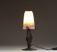 MULLER Frères Lunéville - Lampe de table en verre à coloration intercalaire, pied en métal martelé à décor floral, signée Muller Frères Lunéville.