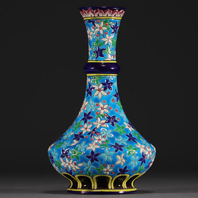 Longwy - Vase Napoléon III en faïence et émaux à décor de fleurs sur fond bleu azur, XIXème.