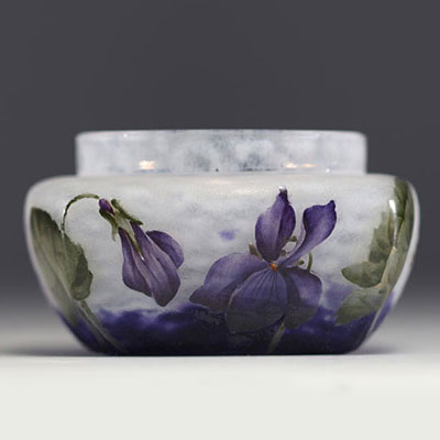 DAUM Nancy - Couve en verre multicouche dégagé à l'acide à décor émaillé de violettes, signée.
