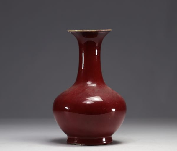 Chine - Vase balustre en porcelaine sang de bœuf, époque Qing.