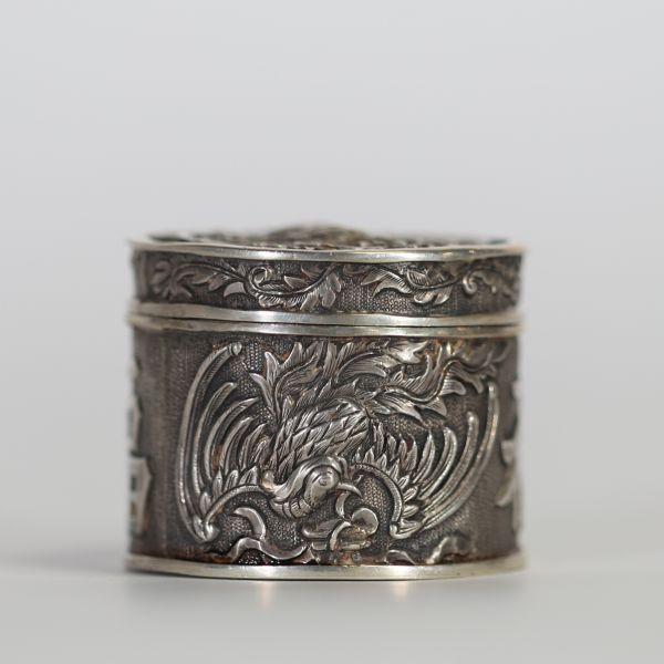 Chine – Rare boîte en argent massif finement ciselée à décor de phénix affrontés et caractères « 福 » (bonheur) et « 禄 » (prospérité), vers 1900