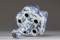 Chine – Vase en porcelaine à décor bleu et blanc de lions bouddhiques dans les nuages