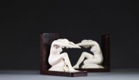 Serre-livres Art Déco représentant deux nus féminins en marbre et onyx, vers 1930.