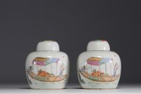 Chine - Paire de pots couverts en porcelaine polychrome à décor de personnages, marque sous la pièce.