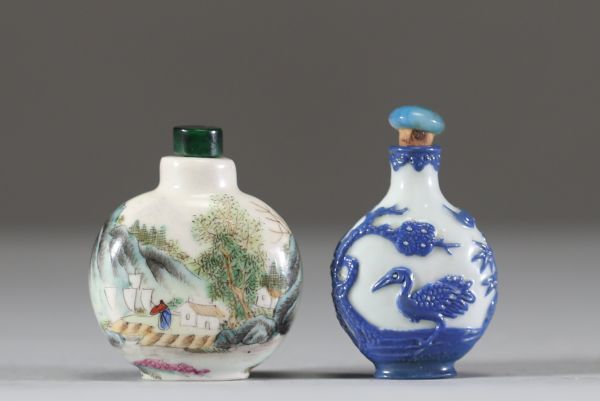 Chine – Paire de flacons tabatières en porcelaine, décor famille rose et bleu et blanc, XXe siècle Le premier flacon en porcelaine émaillée polychrome, dit « famille rose », est orné d’un délicat pays
