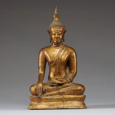 Chine - Thaïlande - Figure de Bouddha assis en bronze doré.