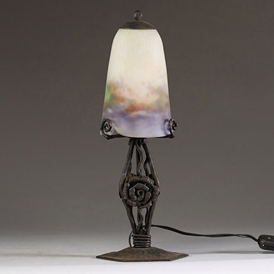 MULLER Frères Lunéville - Lampe de table en verre à coloration intercalaire, pied en métal martelé à décor floral, signée Muller Frères Lunéville.