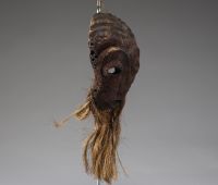Afrique RDC - Ancien masque Lega / Warega en os poreux d’éléphant et raphia, Congo RDC, 1ère moitié XXème.