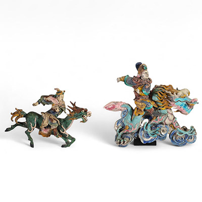 Paire de cavaliers en céramique polychrome, Chine, dynastie Qing, XVIIIe-XIXe siècle Exceptionnelle paire de sculptures représentant des cavaliers en armure chevauchant des dragons à l’allure fougueus