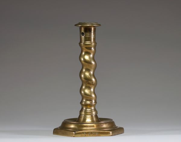 Bougeoir en bronze, fût torsadé, Flandres, XVIIème siècle, daté de 1674.