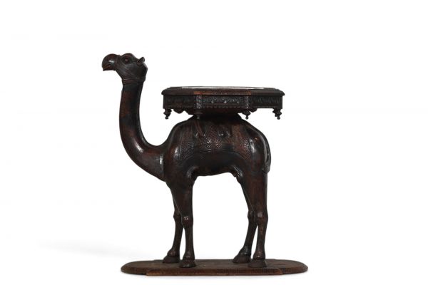 Inde - Table d'appoint sculptée en forme de chameau, vers 1900.