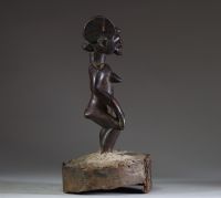 Afrique - Couvercle Kwere surmonté d'une sculpture figurative, Tanzanie.