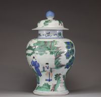 Chine – Importante potiche couverte en porcelaine polychrome, dite « famille verte », à décor de personnages et paysages. Marque au double cercle sous la base.