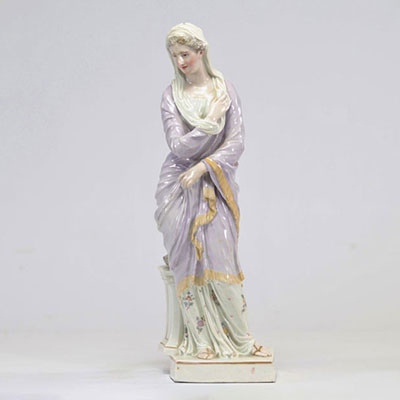 Jeune femme en porcelaine probablement du XVIIIe siècle