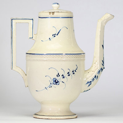Boch Luxembourg, vers 1790–1810 Cafetière en porcelaine fine à décor bleu sous couverte Modèle de forme Directoire, à panse moulurée, couvercle bombé à prise bouton en toupie, anse à angles vifs et bec en tête zoomorphe stylisée. Décor de rinceaux végétaux, frises dentelées et filets bleu cobalt. Rare exemple du style néo-classique sobre et équilibré développé à la manufacture de Septfontaines.