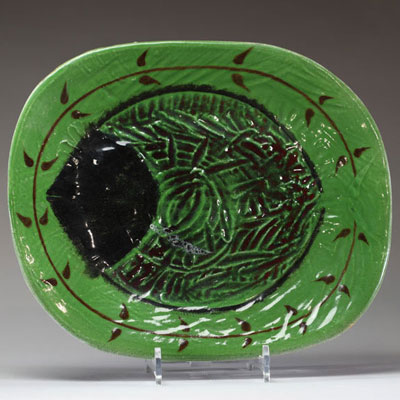 Roger SOMVILLE (1923-2014) Grande assiette en céramique des Atelier de Dour à décor d'un poisson sur fond vert, vers 1960.