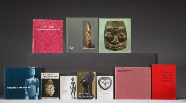 Lot de 10 livres sur l’art africain . Multilingue