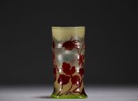 Émile GALLÉ (1846-1904) Vase en verre multicouche dégagé à l'acide à décor de fleurs, signé.