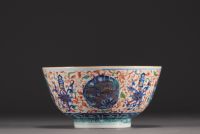 Chine - Grand bol en porcelaine à décor de lions en cartouche et fleurs, marque Ming.