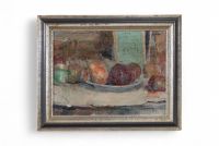 Ernest Jean Joseph Godfrinon (1878–1927)  Huile sur toile représentant une nature morte aux poires, dans une veine impressionniste, à la touche rapide, nerveuse et spontanée, traduisant une recherche de lumière et de vitalité dans un sujet du quotidien. La composition, épurée et directe, met en valeur la matérialité des fruits et des objets par un jeu de contrastes et de vibrations colorées.