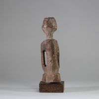 Ancien fétiche Kusu, RD Congo. Bois, patine ancienne. A noter deux petites pièces de bois « amovibles » au niveau du sternum et de l’ombilic ( charge magique) .  Collecté sur site par A.S., St Idesbald, début des années 1950. H : 26 cm