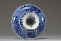 Chine – Tazza en porcelaine bleu blanc à décor de dragon, marque apocryphe