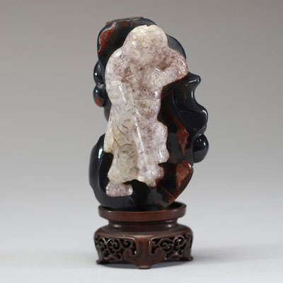 Chine - Tabatière en quartz sculpté représentant un personnage sur fond en agate et montée sur socle en bois, XIXème.