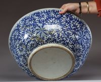 Chine - Imposant bassin en porcelaine blanc bleu à décor floral intérieur et extérieur, période Qing.