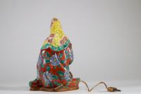 Veilleuse en porcelaine polychrome de Boulogne-sur-Mer représentant une figure féminine 
