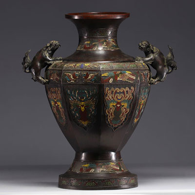 Japon - Imposant vase en bronze cloisonné, travail du XIXe siècle. Marque en relief.