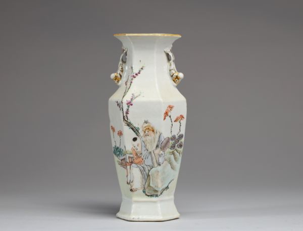 Chine - Vase hexagonal en porcelaine Quianjiang cai à décor de personnages, marque et signature, XIX-XXème.