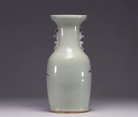 Vase en porcelaine bleu blanc sur fond céladon à décor de personnages et de chauve-souris, XIXe siècle.