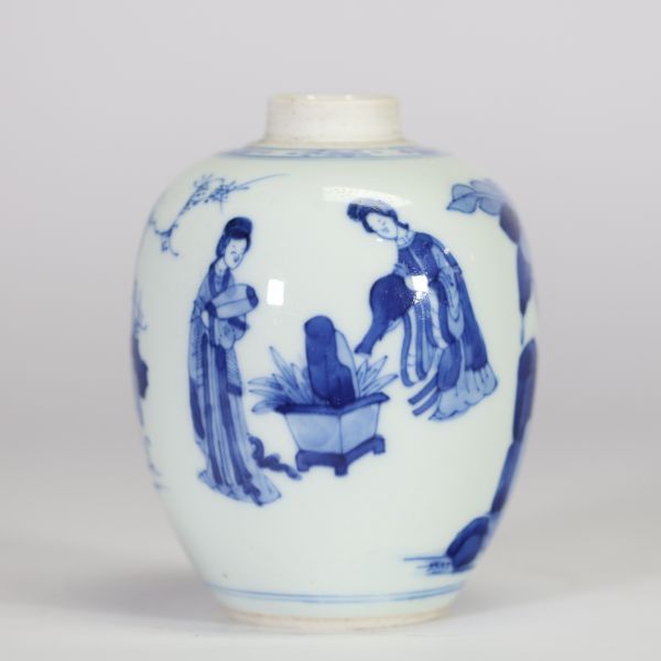 Petit vase en porcelaine de Chine bleu et blanc à décor de courtisanes dans un jardin, marque Chenghua