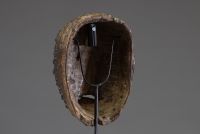 Afrique - Masque de justice Kran en bois sculpté et clous de tapissier, Côte d’Ivoire, 1ère moitié XXème.