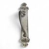 Victor Horta (1861–1947) Poignée de tirage – Bronze argenté Modèle identique à celui de l’entrée des magasins Wolfers Frères, Bruxelles Marquage du ferronnier à l’arrière : « WL 2219 »  Rare et précieux exemple de poignée de tirage Art nouveau en bronze argenté, attribuable à Victor Horta, directement associée à l’un de ses chefs-d’œuvre tardifs : les magasins Wolfers Frères à Bruxelles, inaugurés