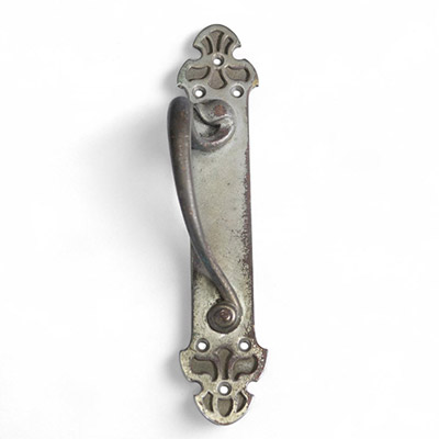 Victor Horta (1861–1947) Poignée de tirage – Bronze argenté Modèle identique à celui de l’entrée des magasins Wolfers Frères, Bruxelles Marquage du ferronnier à l’arrière : « WL 2219 »  Rare et précieux exemple de poignée de tirage Art nouveau en bronze argenté, attribuable à Victor Horta, directement associée à l’un de ses chefs-d’œuvre tardifs : les magasins Wolfers Frères à Bruxelles, inaugurés