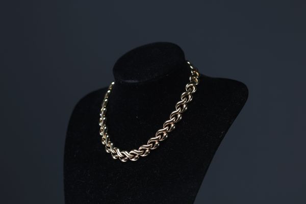 Necklace in 18k gold, large links, hallmarked by Schroeder jewellers for a total weight of 109g.