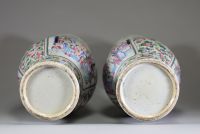 Chine - Paire de grands vases en porcelaine polychrome famille rose à décor de courtisanes, de pêches et de fleurs, dynastie Qing, XIXème.
