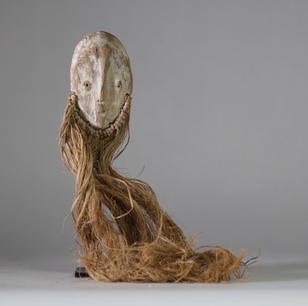 Masque Lega « lukwakongo », RD Congo, bois, raphia, kaolin. Collecté sur site par A.S., St Idesbald, début des années 1950 . H : 12,5 cm